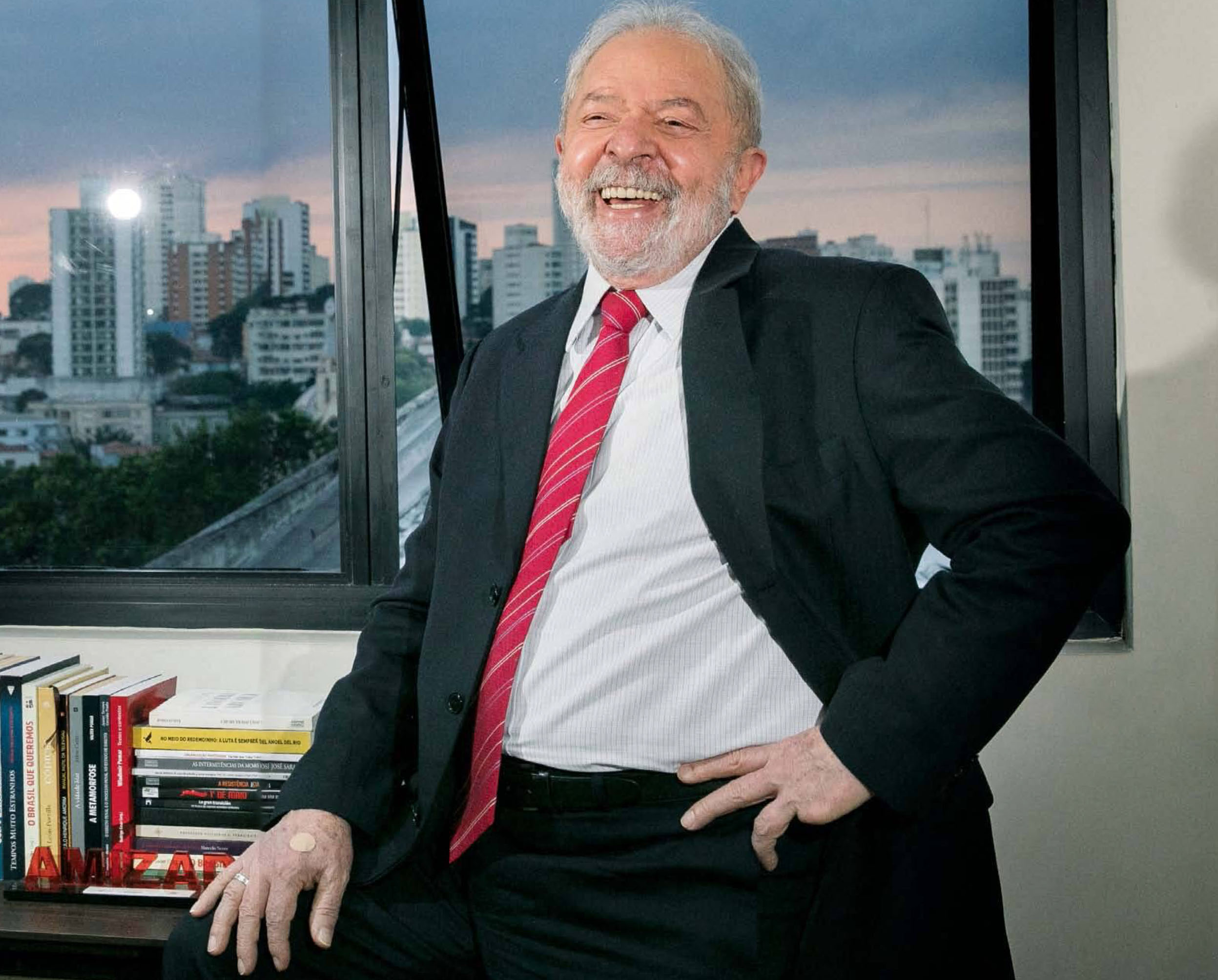 Lula sorridente com livros e paisagem urbana