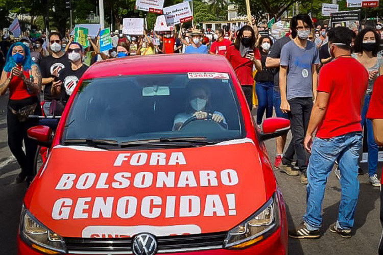 Protesto Fora Bolsonaro Genocida com Carro Vermelho