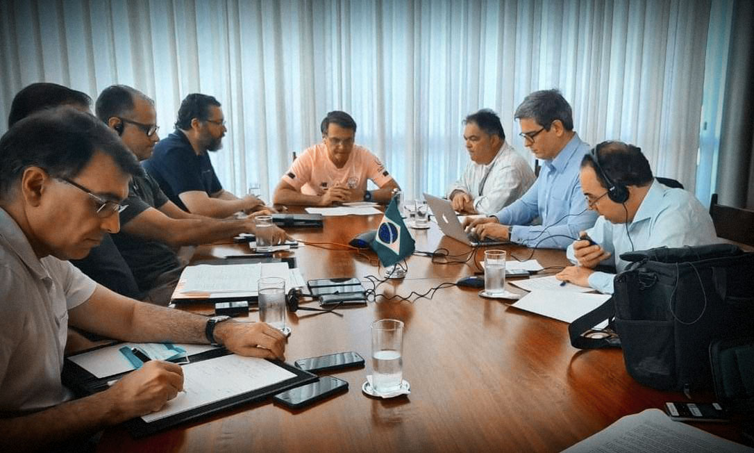 Reunião de Trabalho com Bandeira Brasileira