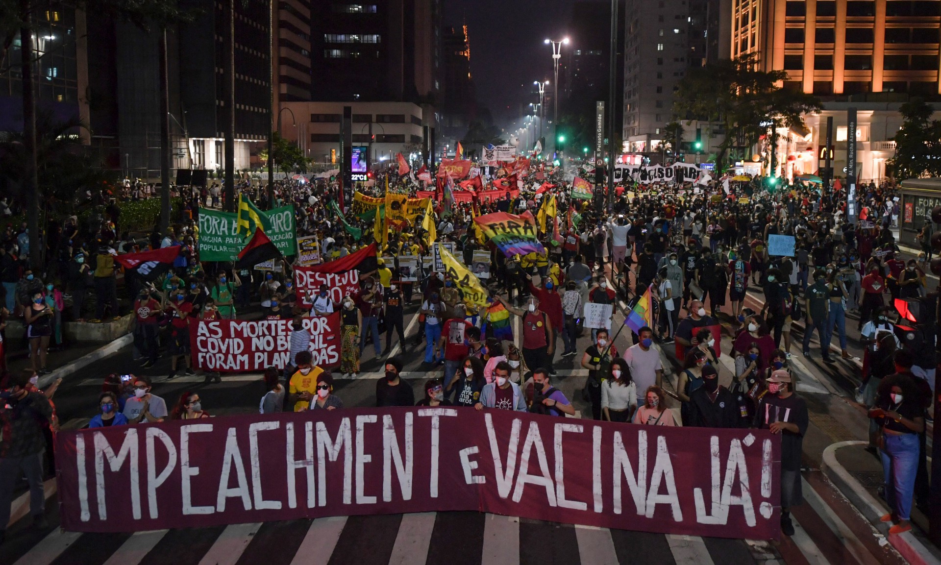 Protesto Massivo: Impeachment e Vacina Já no Brasil