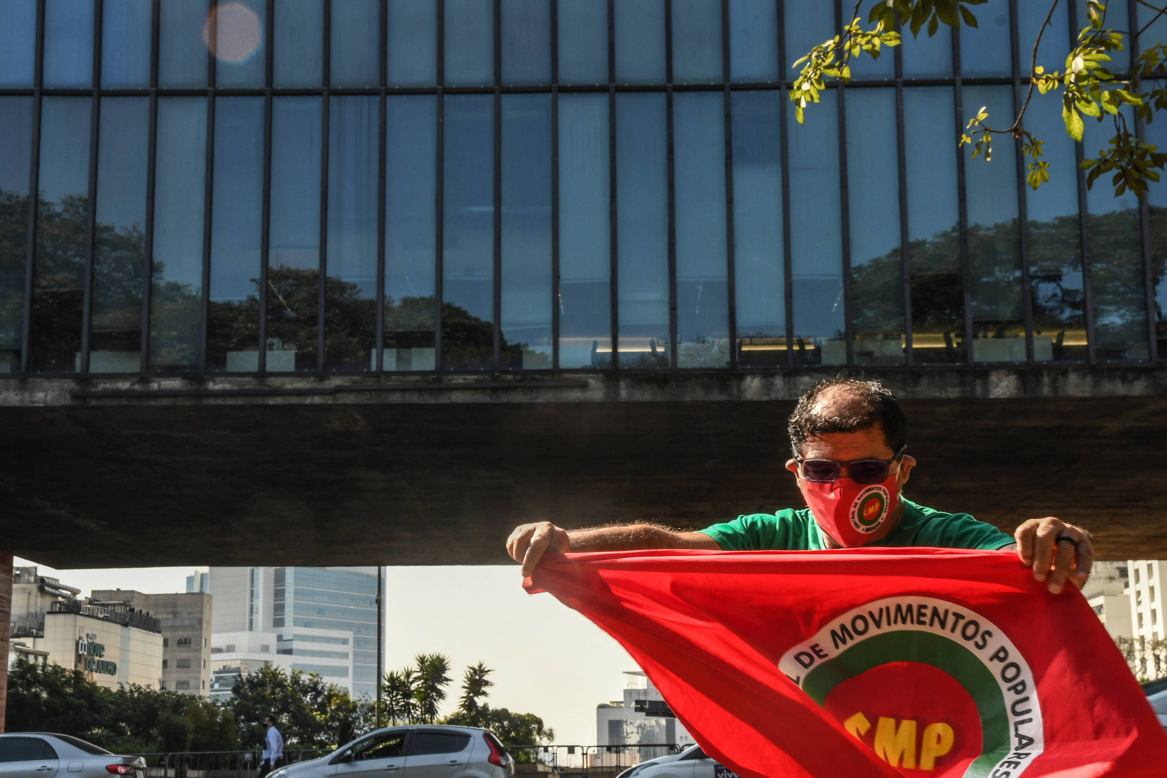 Ativista da CMP com Bandeira em Manifestação Urbana