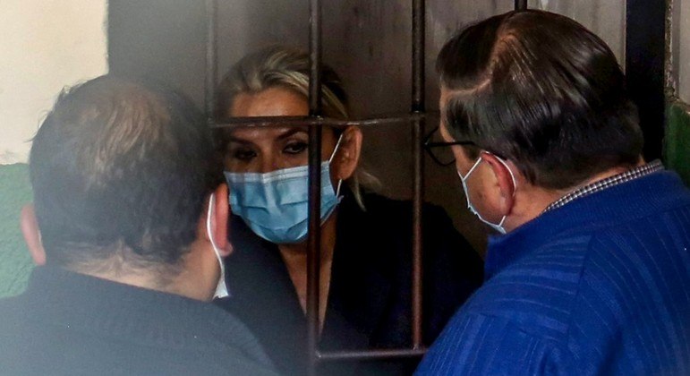 Diálogo Atrás das Grades: Mulher e Visitantes Mascarados