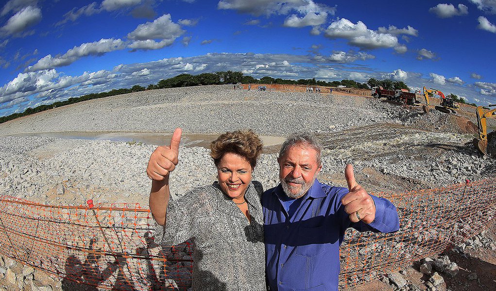 Lula e Dilma: Progresso e Otimismo em Grande Obra