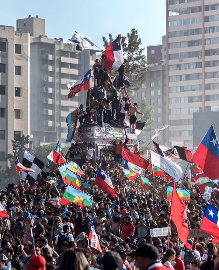 Multidão em Protesto no Chile por Nova Constituição e Direitos