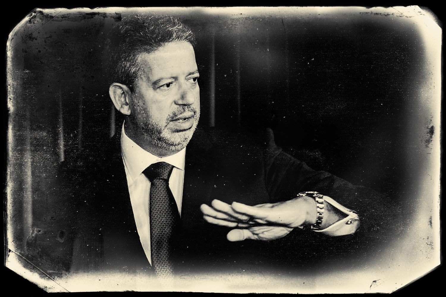 Líder em Discurso: Expressão e Gestualidade em Foto Vintage