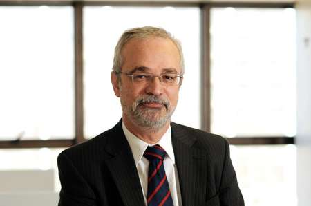 Retrato Profissional: Homem com Barba, Óculos e Terno Formal