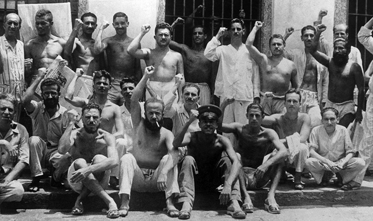 Prisioneiros Políticos Levantando Punhos em Ato de Desafio