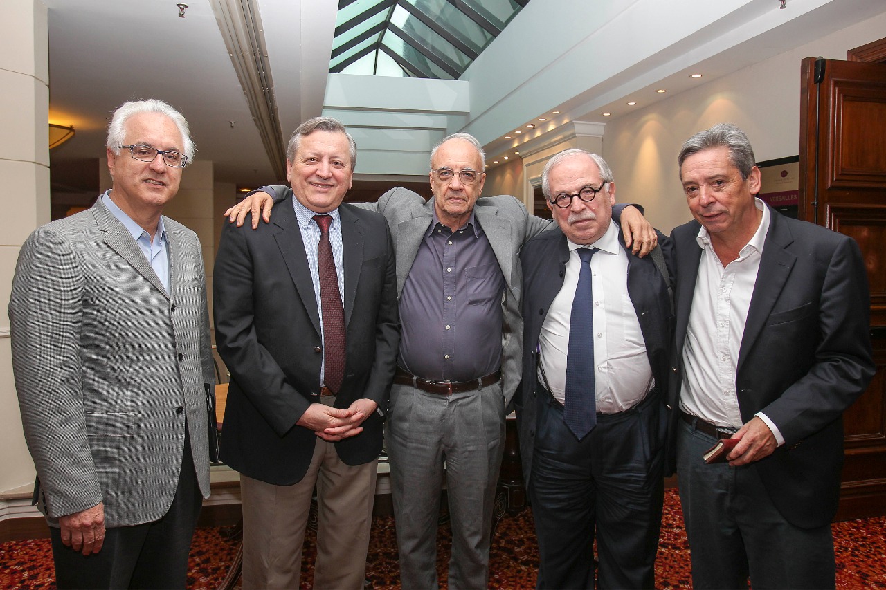 Encontro de Cinco Homens em Evento Formal