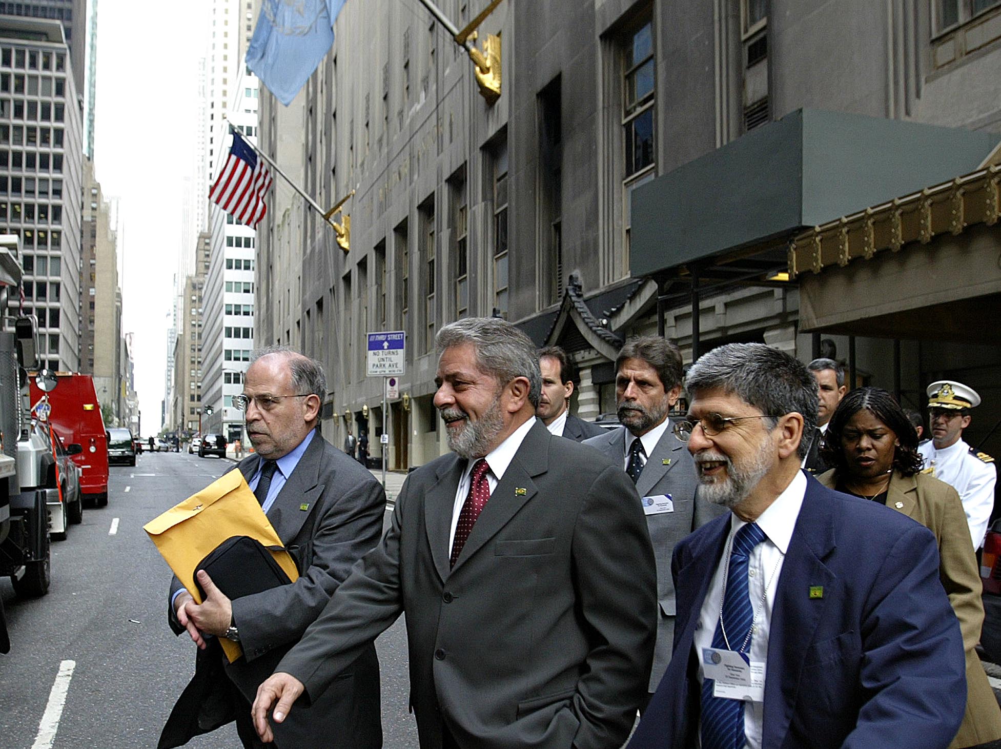Lula e comitiva em caminhada diplomática em Nova York