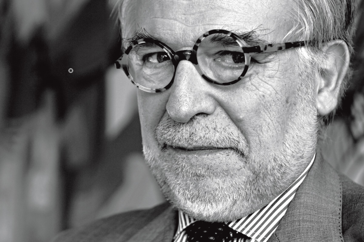 Retrato Contemplativo de Homem Maduro com Óculos e Barba