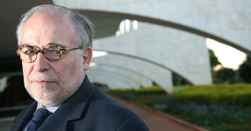 Retrato: Homem com Óculos, Brasília, Seriedade e Reflexão