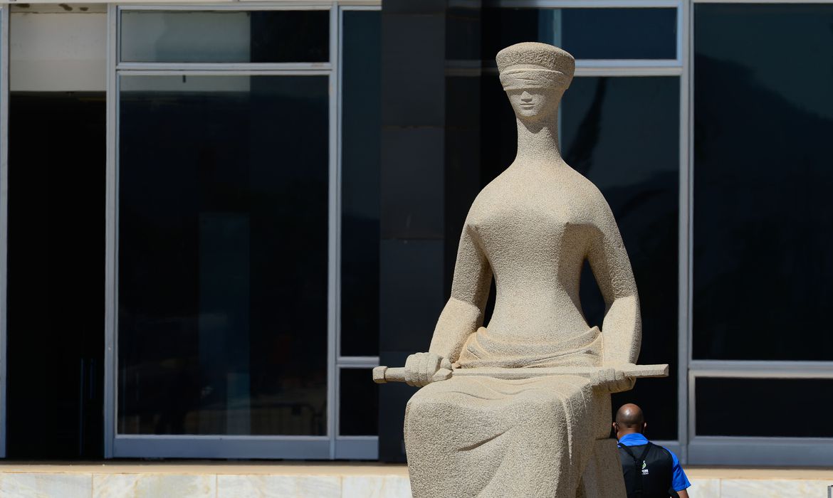 Estátua da Justiça Cega no Palácio da Justiça.