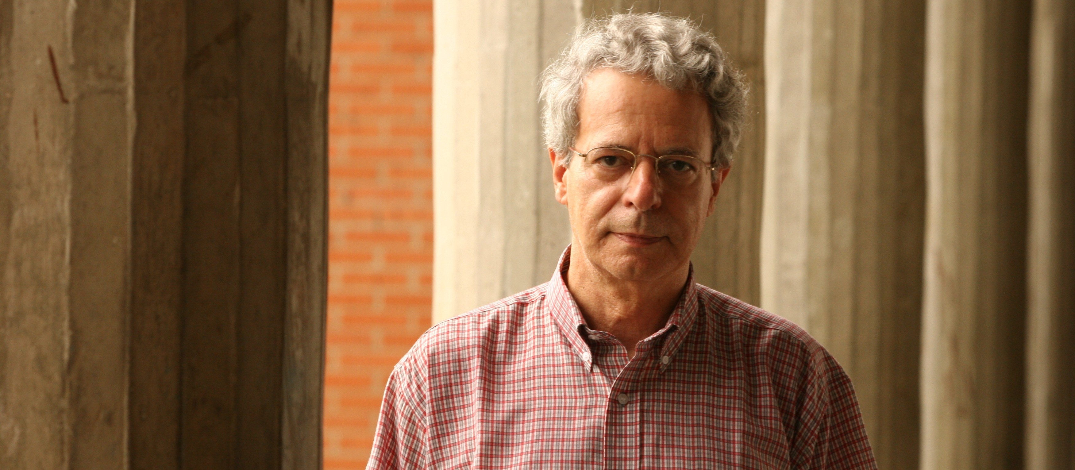 Retrato de Homem Reflexivo em Fundo Arquitetônico