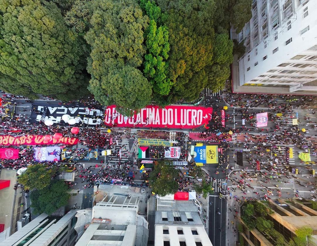 Multidão em Protesto Urbano: Banners e Bandeiras