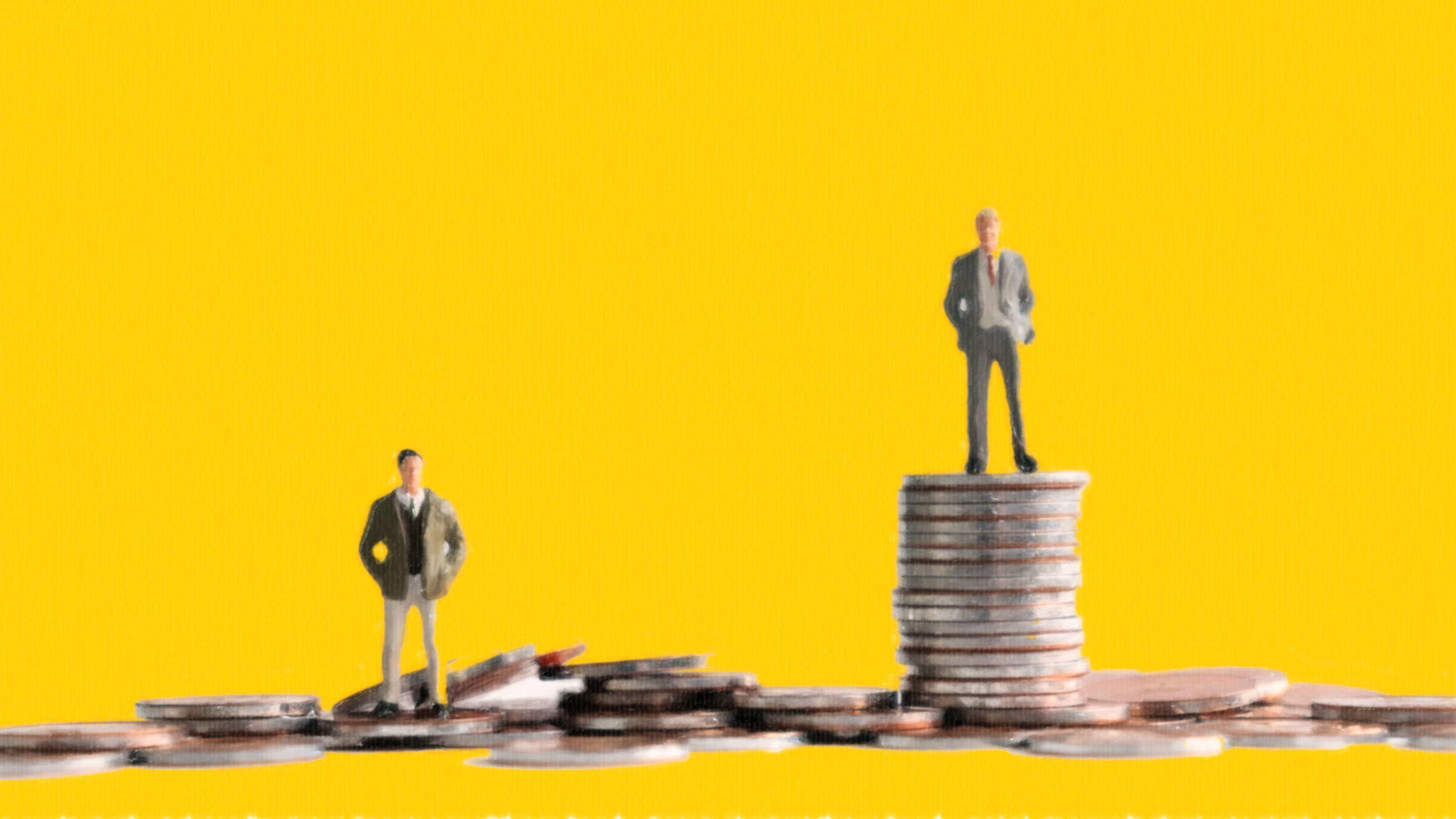 Disparidade de Riqueza: Dois Homens e Moedas Empilhadas