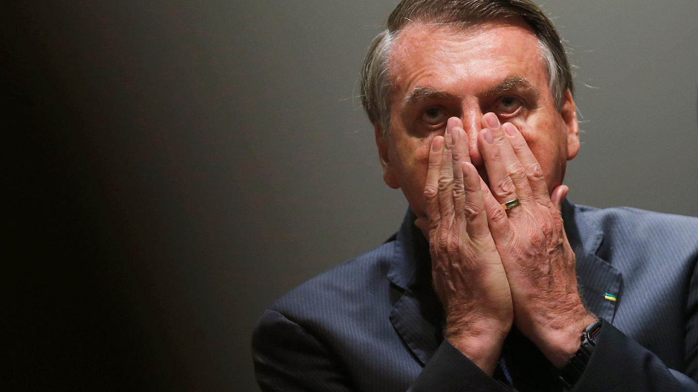 Bolsonaro com mãos no rosto: Preocupação e reflexão