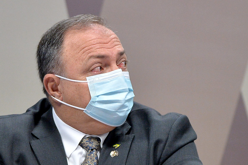 Político de Máscara: Seriedade e Ação Pública