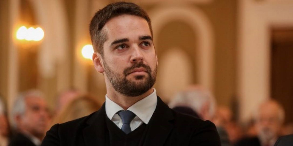 Líder Político em Evento Formal e Reflexão