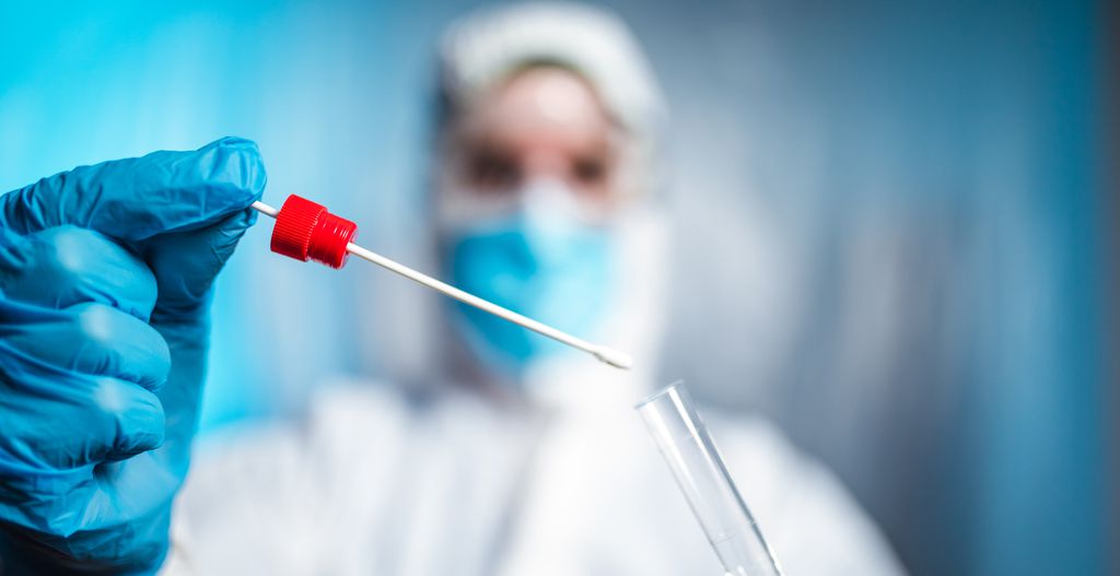 Profissional de Saúde Realiza Coleta de Amostra para Teste