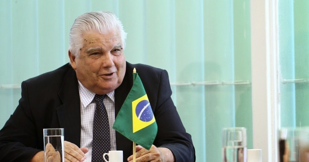 Líder Brasileiro em Diálogo Institucional com Bandeira Nacional