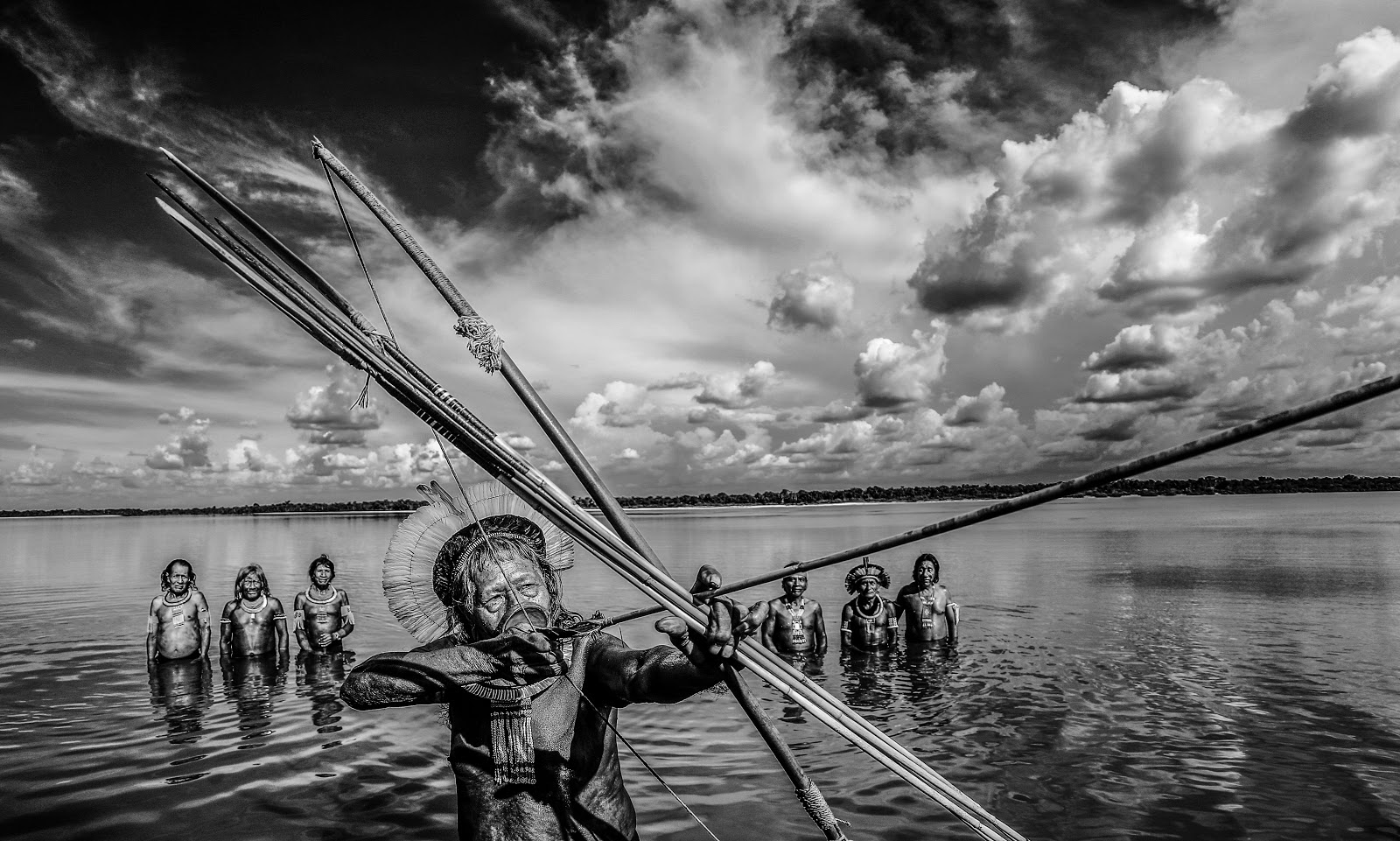 Povo Indígena: Guardiões da Amazônia com Arco e Flecha