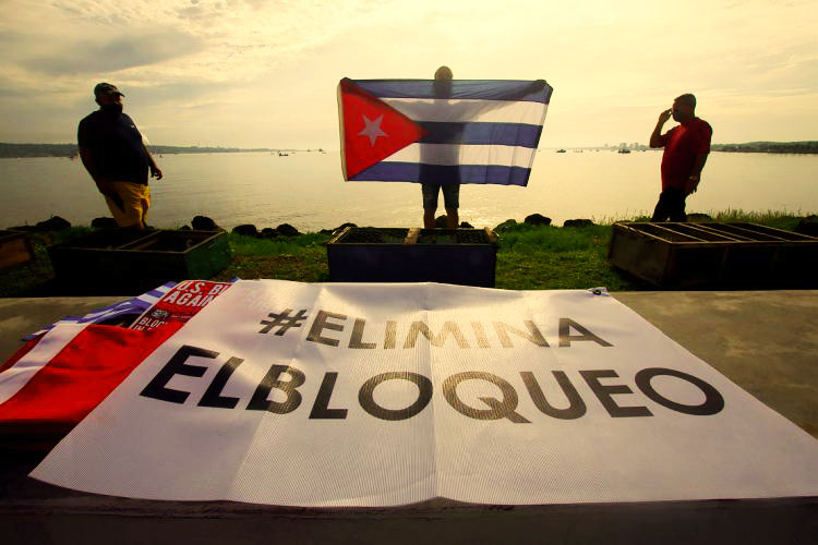 Protesto Contra o Bloqueio a Cuba com Bandeira e Cartaz