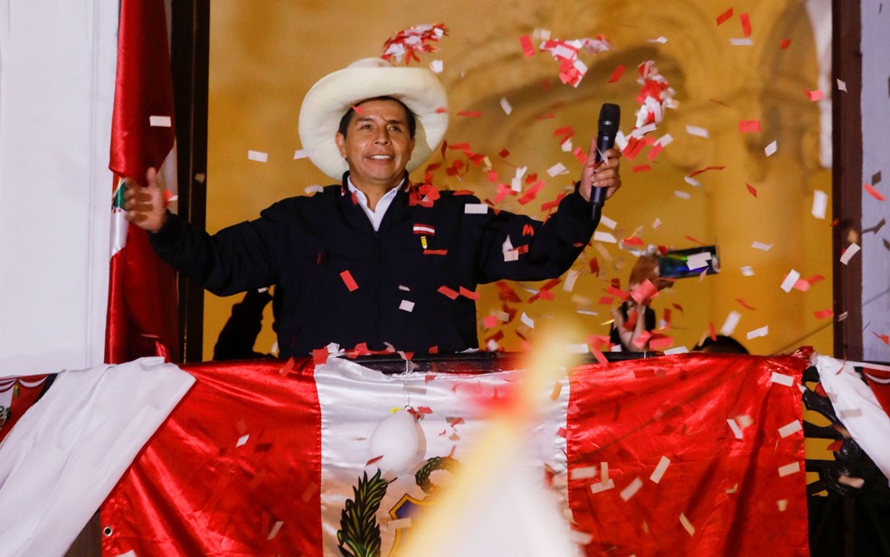 Pedro Castillo em celebração popular com bandeira e confetes no Peru