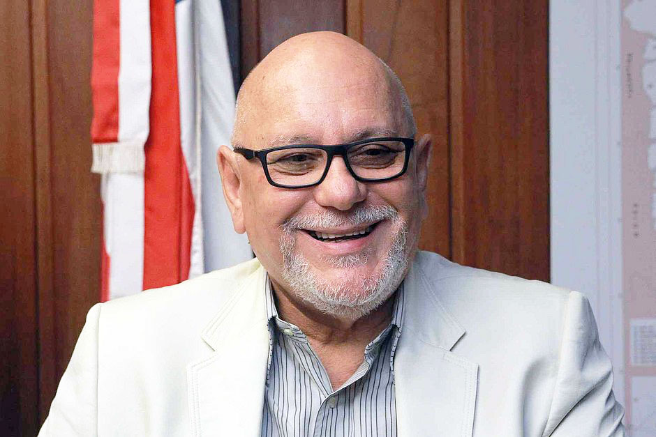 Retrato de Homem Madura Sorridente: Liderança e Confiança