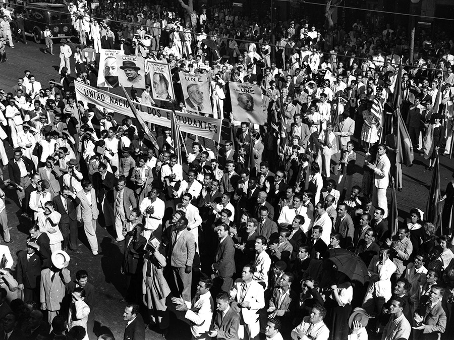 Manifestação da UNE: Multidão de Estudantes em Ação