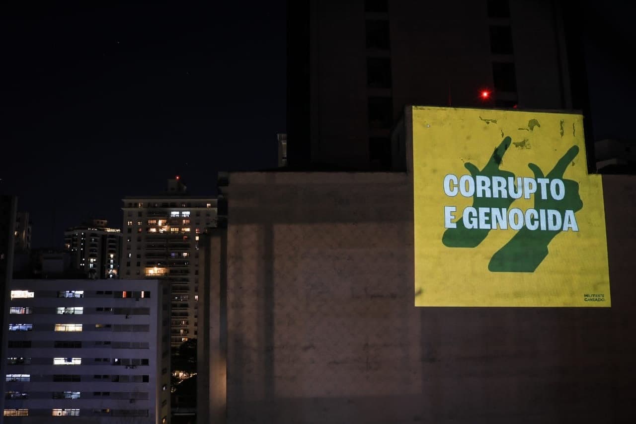 Projeção Noturna: "Corrupto e Genocida" em Edifício Urbano