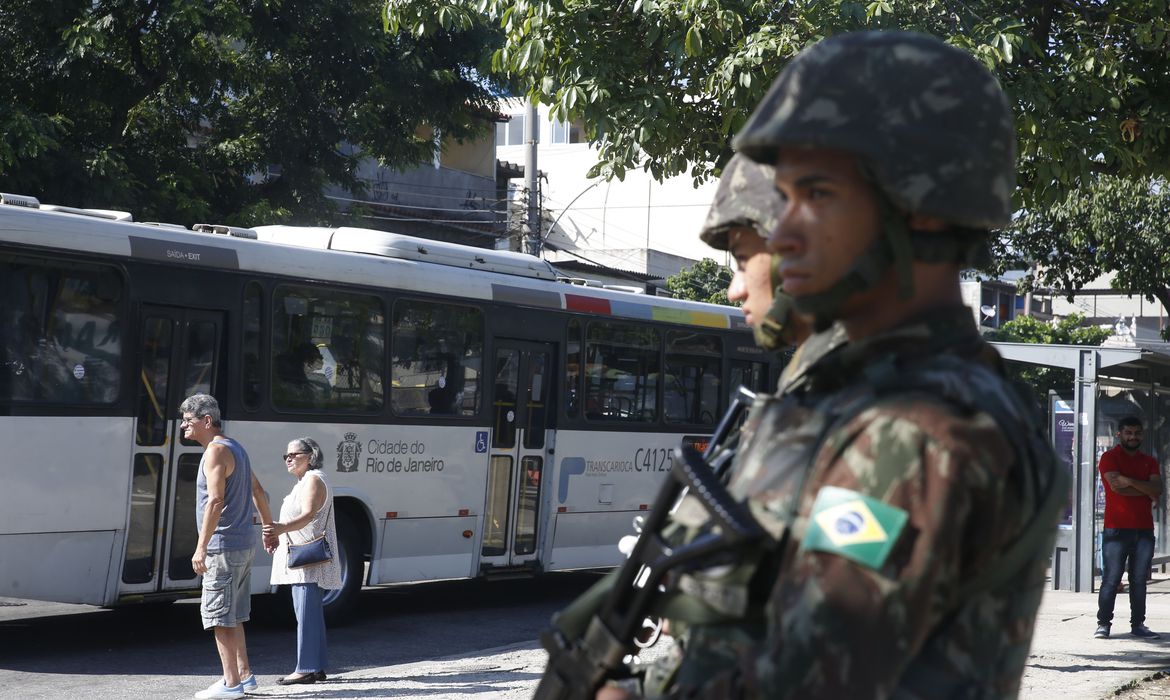Segurança militar urbana: soldados, ônibus e civis no Brasil.