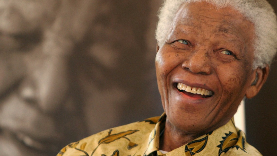 Nelson Mandela Sorrindo: Liderança, Paz e Esperança