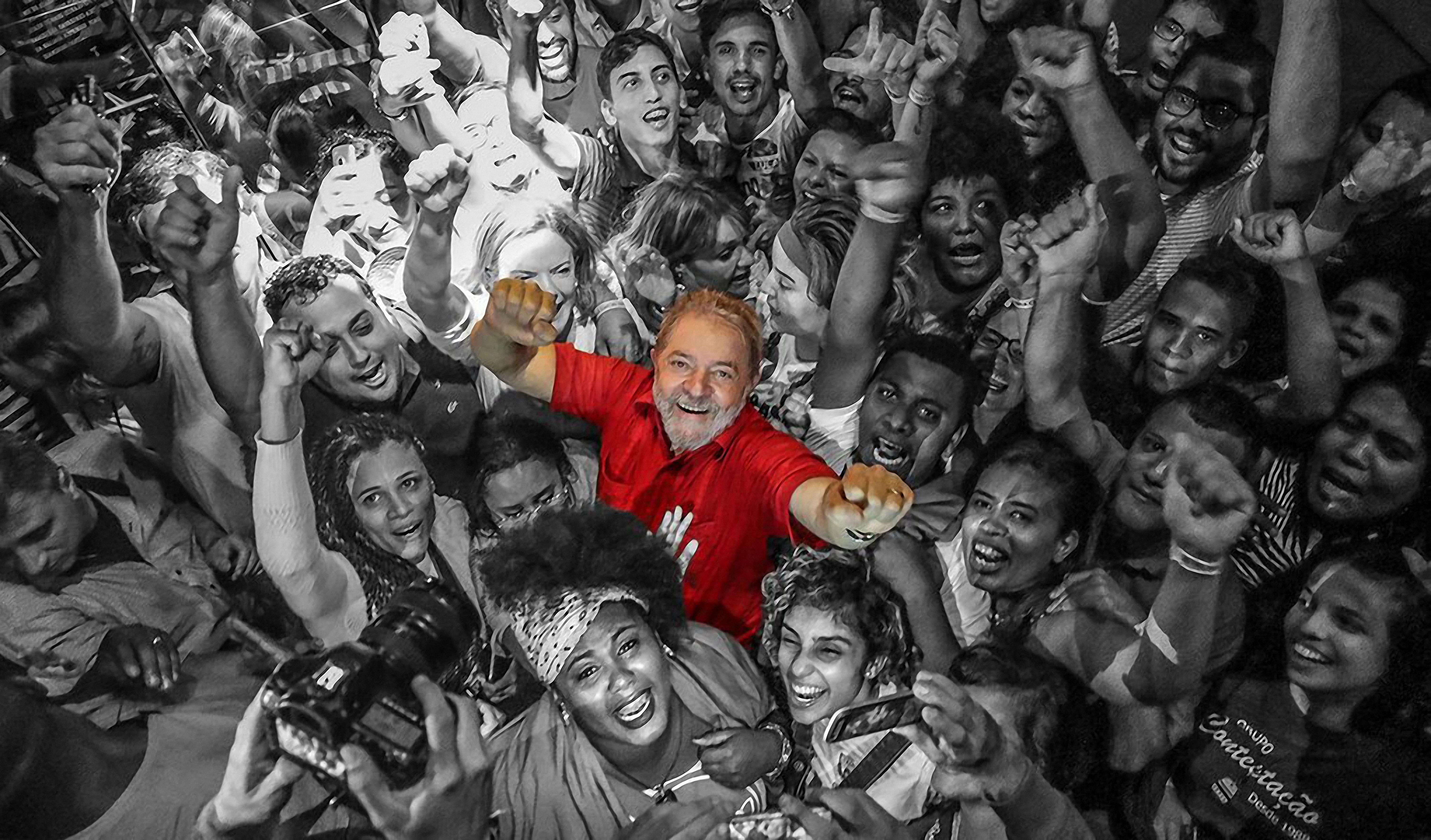 Lula e Multidão: Alegria e Apoio Popular Vibrante
