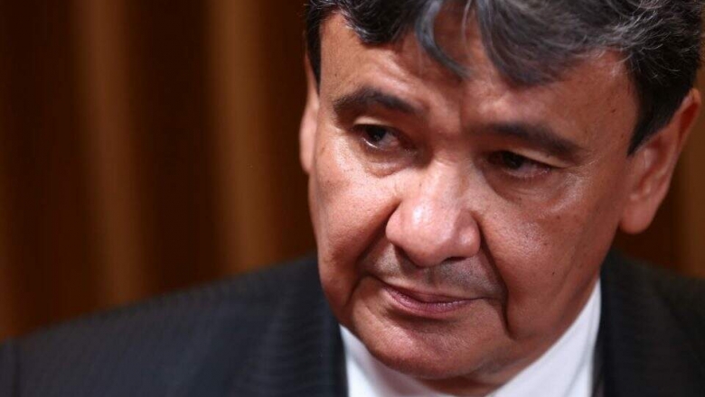 Retrato de Homem Sólido em Reflexão Pensativa