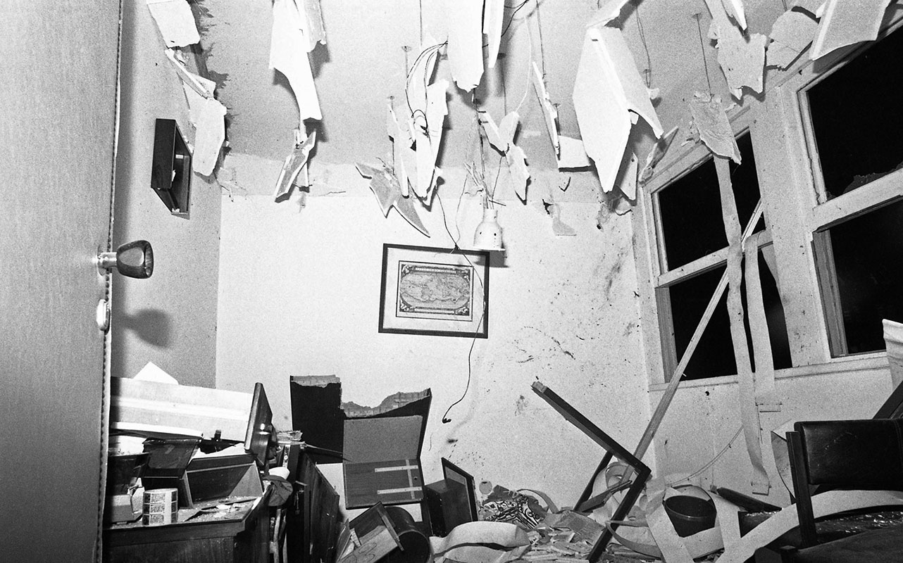 Cenário de destruição: sala após ataque violento