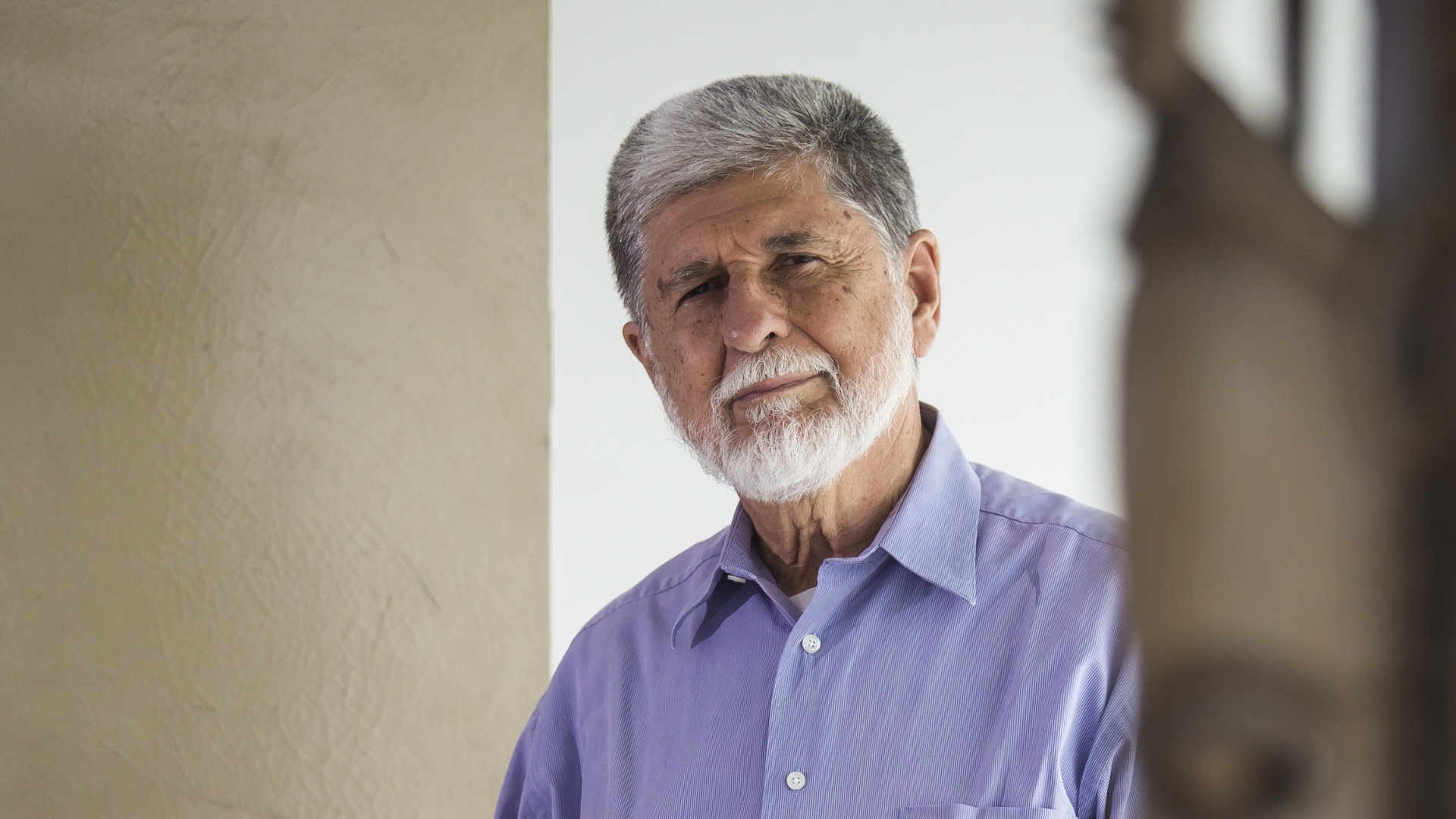 Retrato: Homem Madura, Barba Branca, Olhar Reflexivo