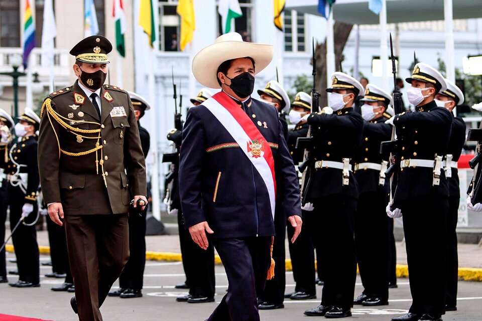 Pedro Castillo e oficial militar em desfile cerimonial no Peru