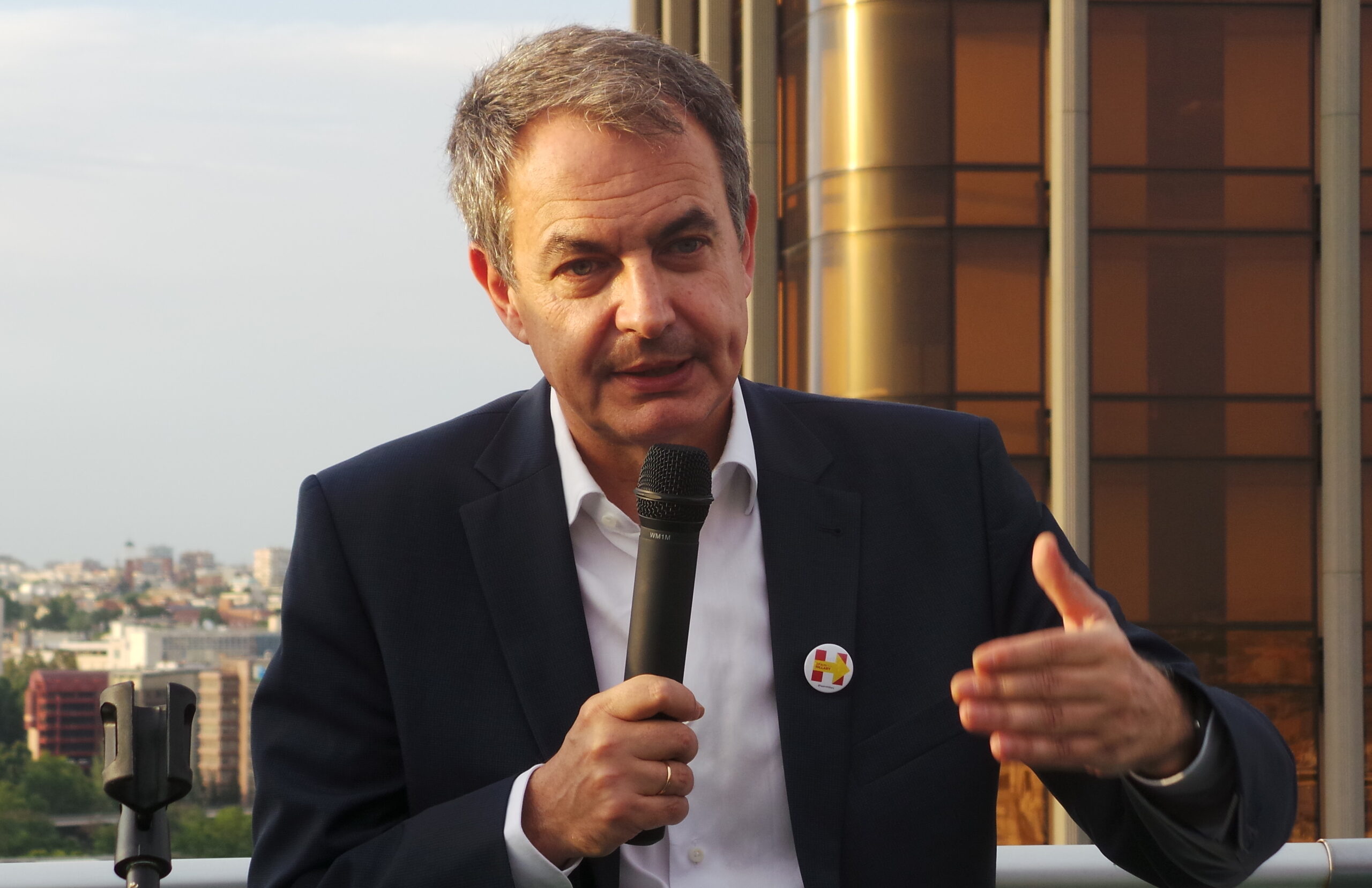 Zapatero discursa com broche de apoio a Hillary Clinton