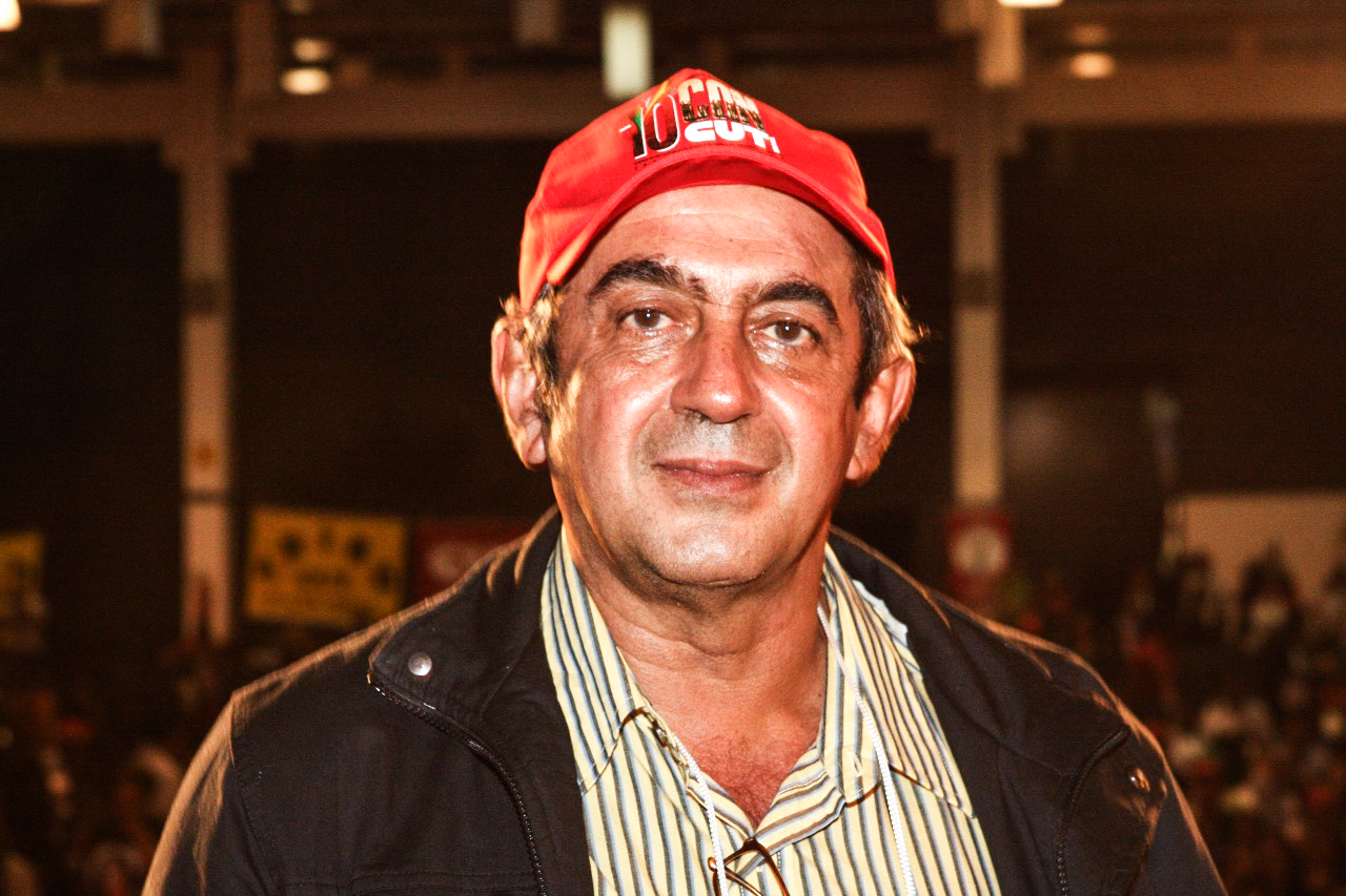 Homem com Boné "10 CON CUTI" em Evento Sindical