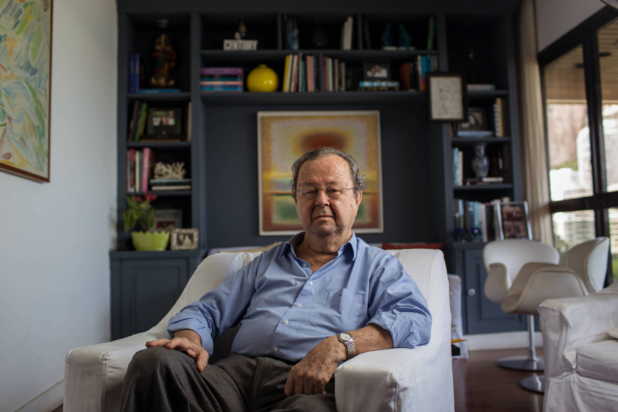 Reflexão: Pensador Maduro em Seu Espaço Pessoal