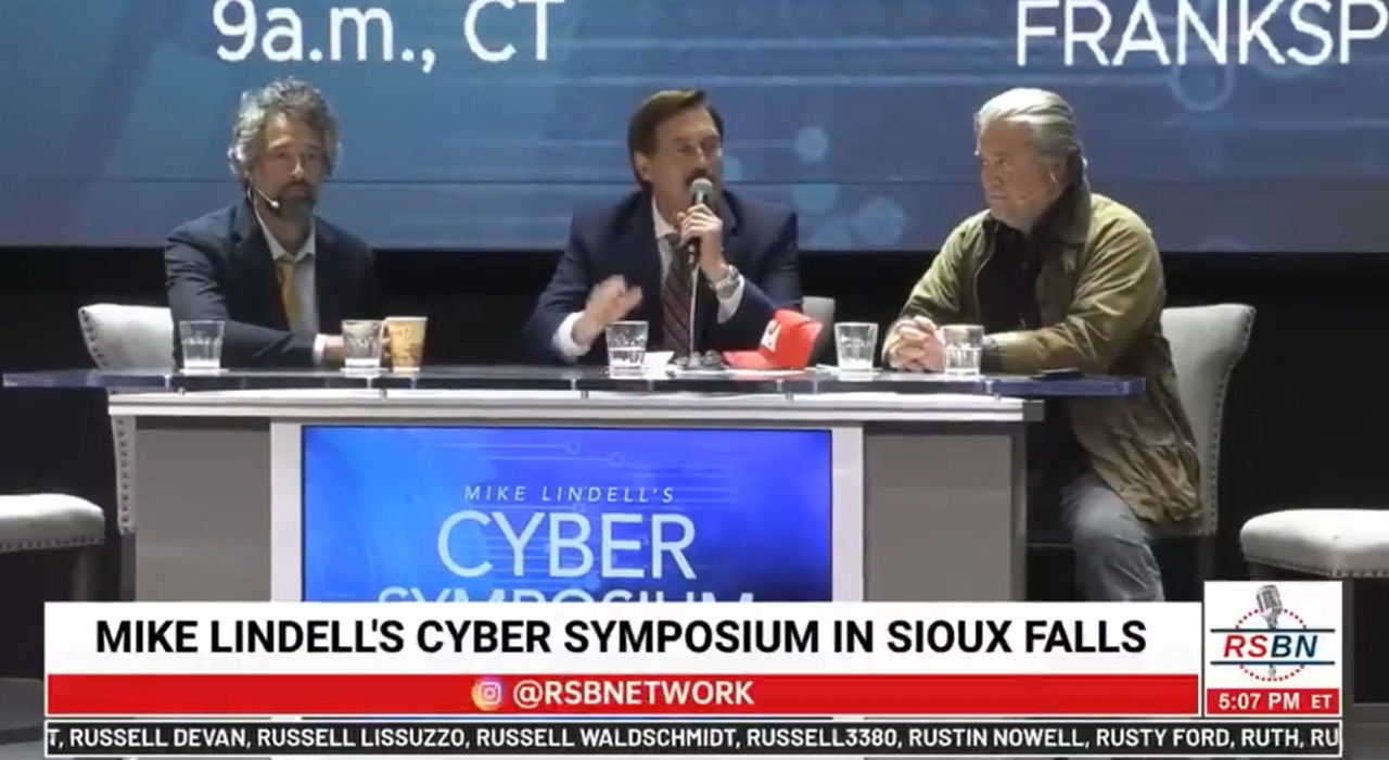 Mike Lindell e Steve Bannon em Simpósio Cibernético