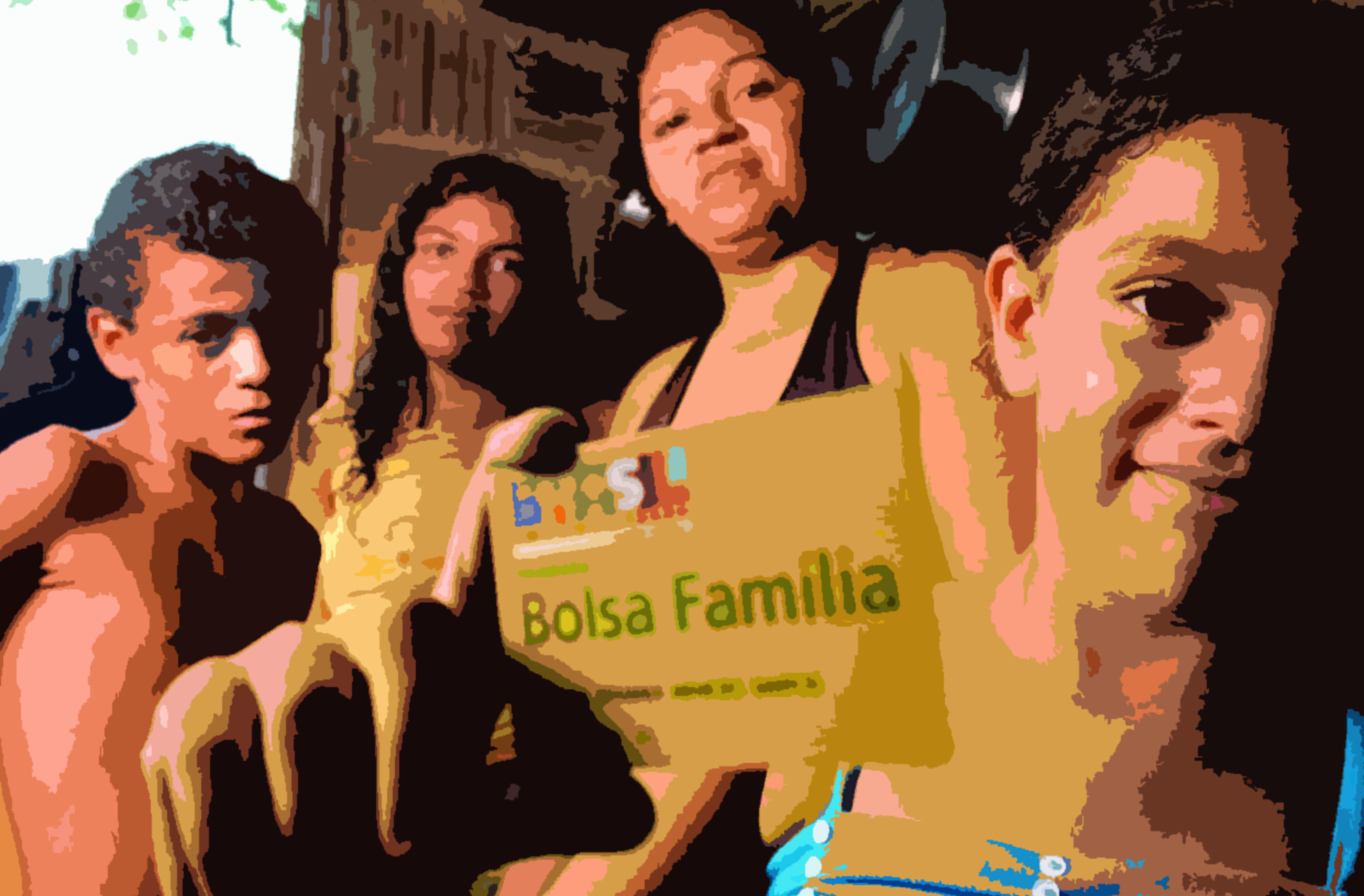 Jovens e Mulheres Exibem Cartão Bolsa Família