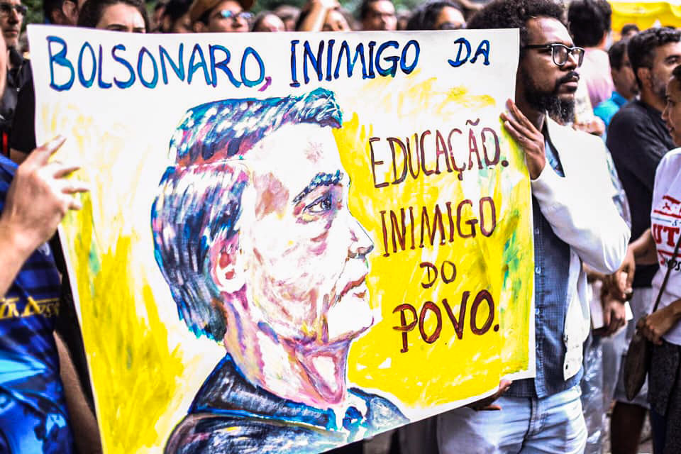 Bolsonaro: Inimigo da Educação e do Povo em Protesto