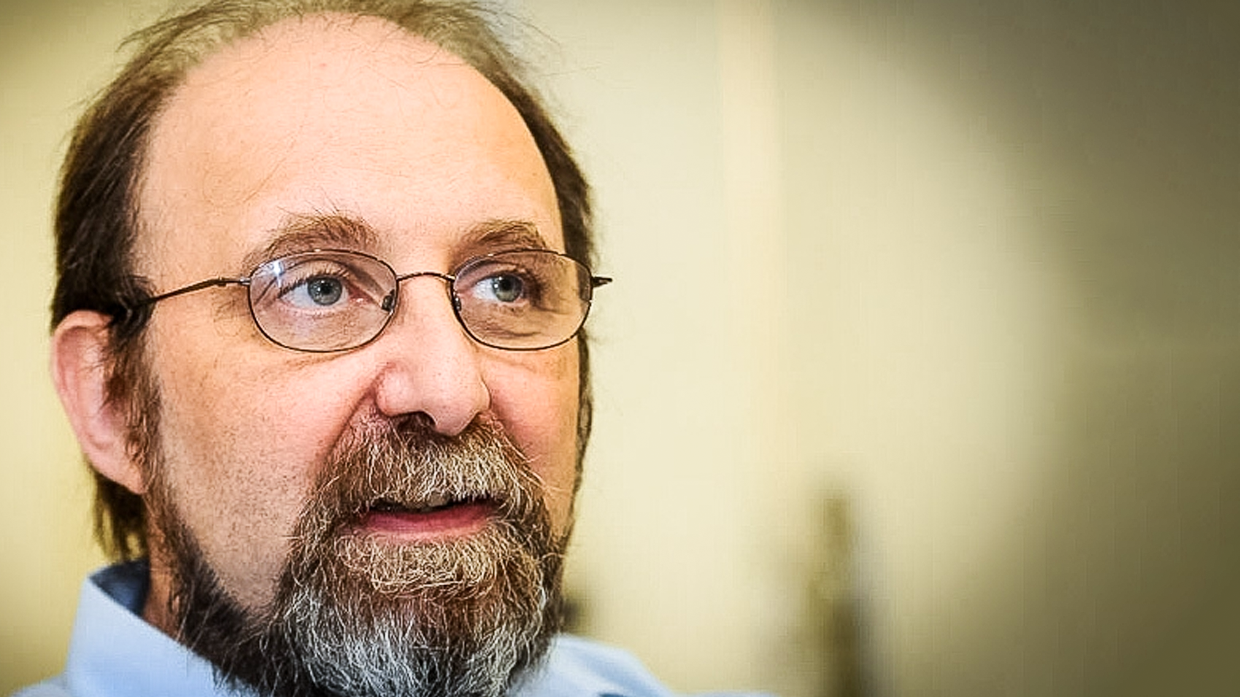 Retrato de Homem Maduro de Óculos e Barba Pensativo