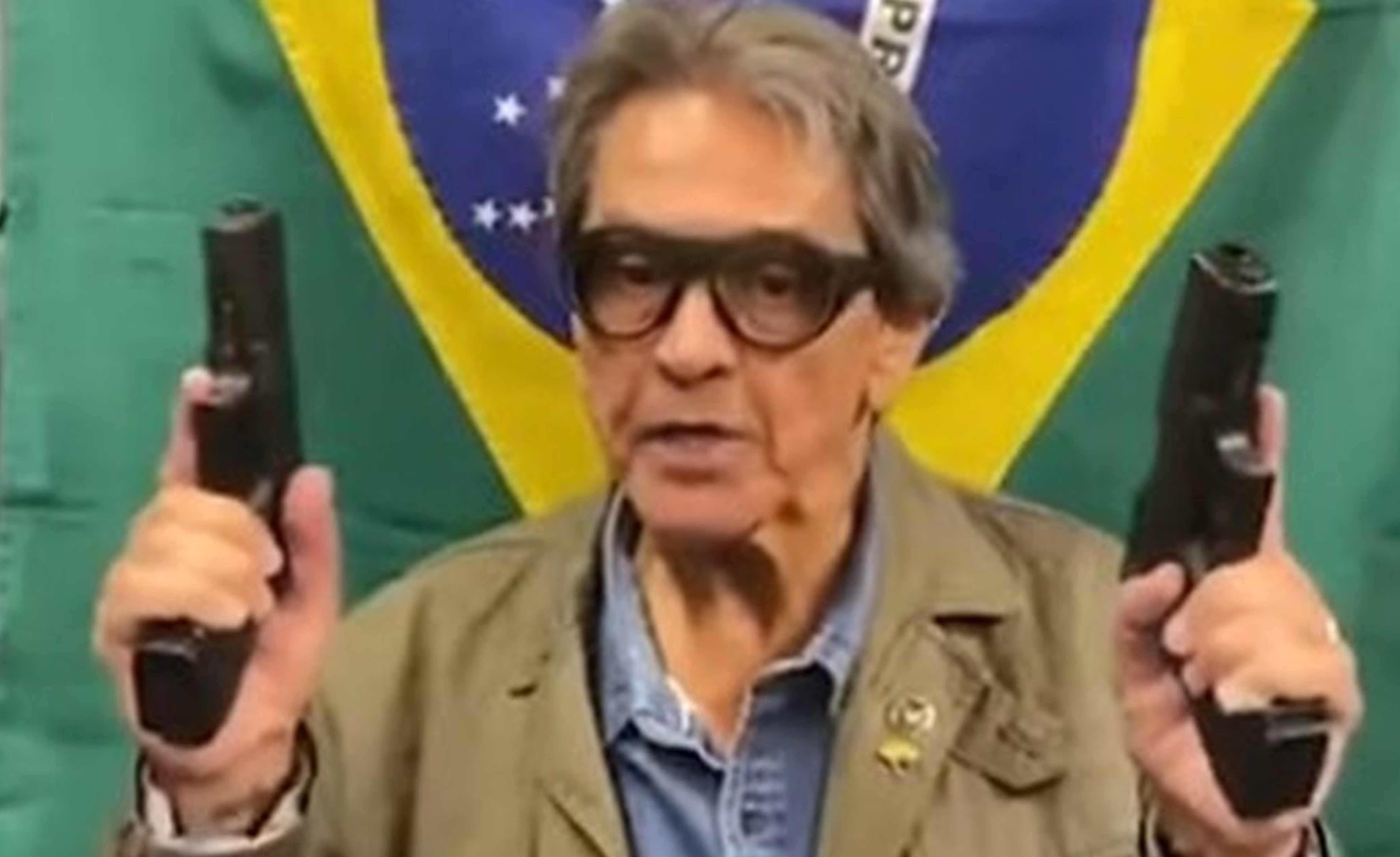 Homem Com Armas e Bandeira do Brasil