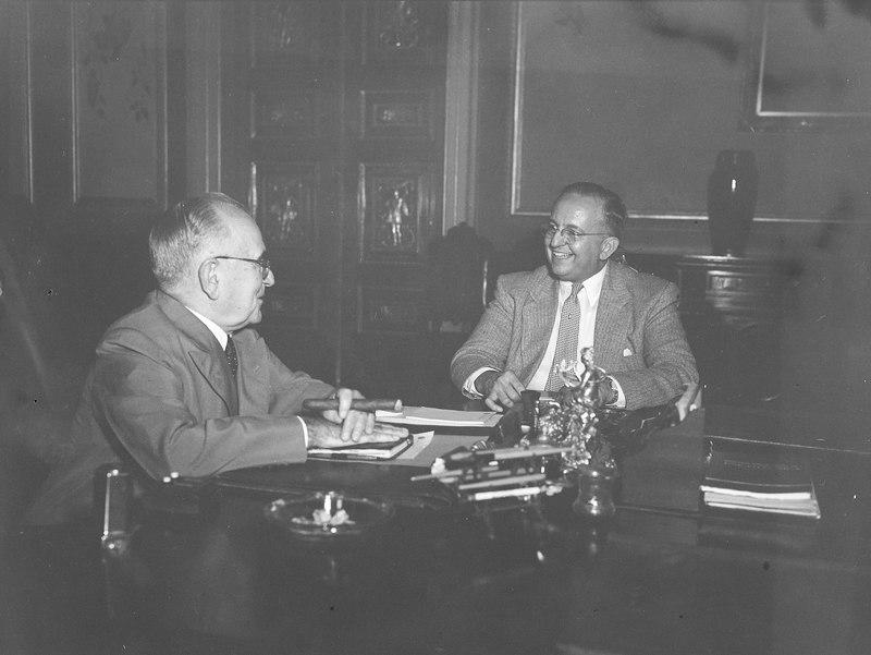 Harry Truman em reunião cordial de escritório