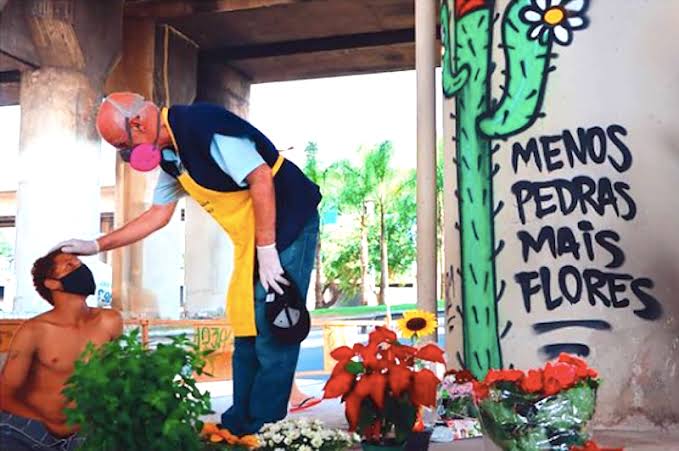 Cuidado e Esperança: Flores em Meio à Adversidade