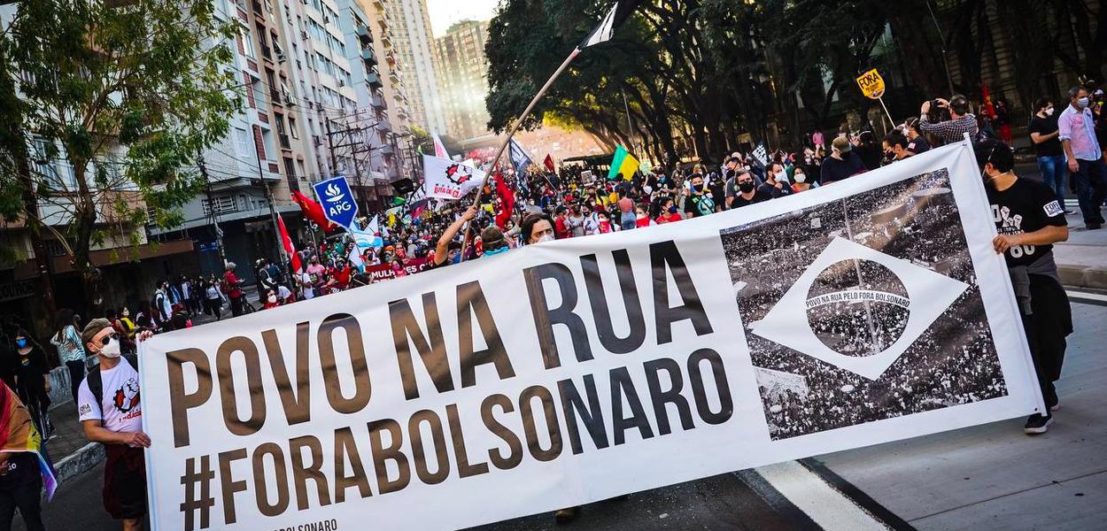 Protesto Povo na Rua #ForaBolsonaro com Bandeira do Brasil
