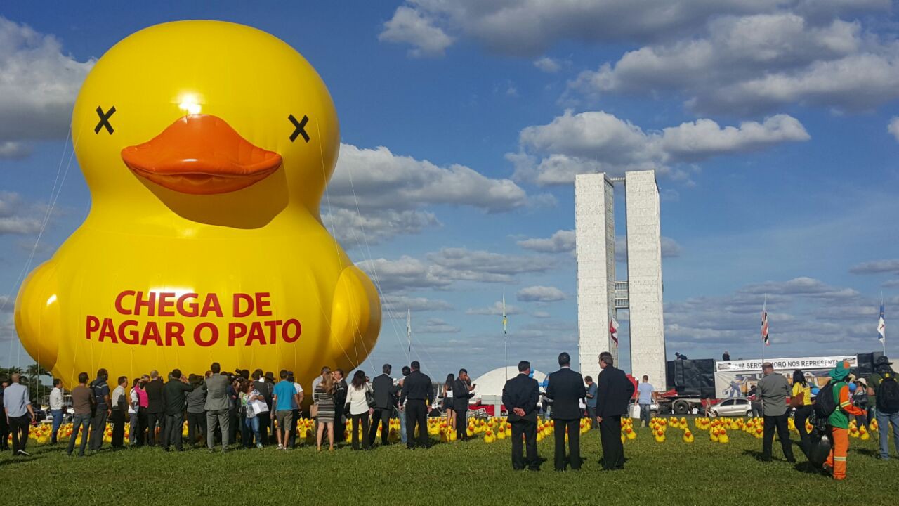 Protesto do Pato Amarelo: Chega de Pagar o Pato em Brasília