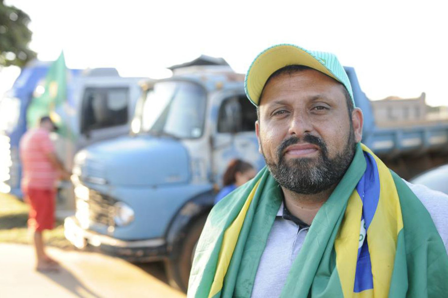 Rosto de Caminhoneiro com Bandeira do Brasil em Manifestação